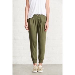 Amour Vert Jamie Pleated Joggers in Moss L
